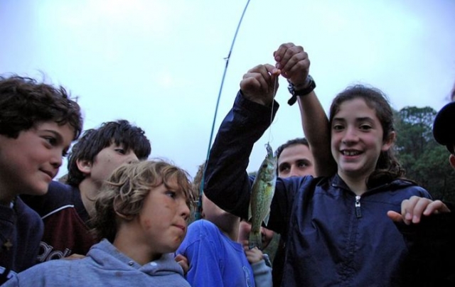 Los niños pescando
